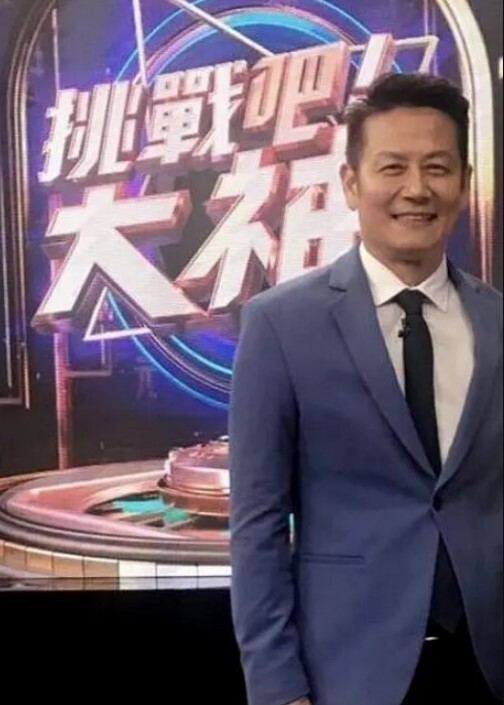 【探访按摩店】城中村小巷搞黑丝少妇，人美脾气也大，不戴套不让搞、大哥二话不说骑上了就搞！ - 小黄书